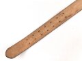 Zweidornkoppel für Generale des Heeres. Ungeschwärztes Leder, in 45mm Höhe, die Schliesse vergoldet. Gesamtlänge 111cm