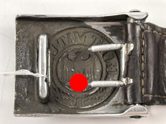 Koppelschloss für Mannschaften des Heeres. Aluminium,  an Lederzunge von 1937. das Hakenkreuz Breitgeklopft, aber noch sichtbar
