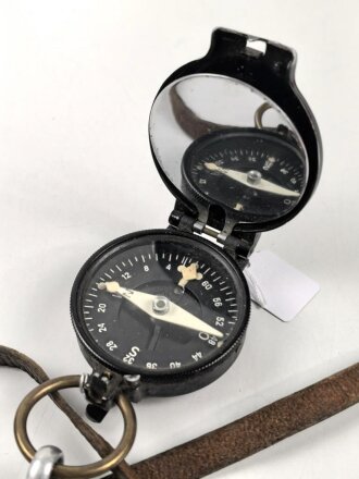 Marschkompass Wehrmacht an Fangriemen. Beides mit Hersteller MK , in gutem Gesamtzustand