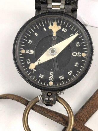 Marschkompass Wehrmacht an Fangriemen. Beides mit Hersteller MK , in gutem Gesamtzustand