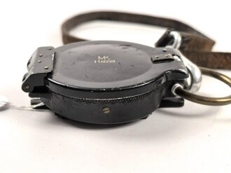 Marschkompass Wehrmacht an Fangriemen. Beides mit Hersteller MK , in gutem Gesamtzustand
