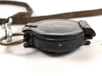 Marschkompass Wehrmacht an Fangriemen. Beides mit Hersteller MK , in gutem Gesamtzustand