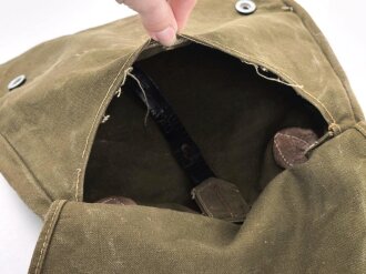 Brotbeutel mit Trageriemen für Angehörige des Heeres. Leicht getragenes Stück
