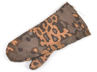 Einzelner Winterhandschuh für Angehörige der Waffen SS . Getragenes Stück, defekt