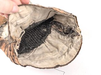 Einzelner Winterhandschuh für Angehörige der Waffen SS . Getragenes Stück, defekt