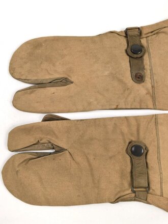 Paar Handschuhe für Kradmelder der Wehrmacht. Sandfarbenes, relativ dünnes Material, datiert 1943. Habe ich noch nie gesehen