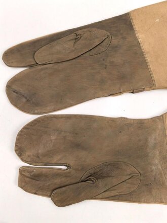 Paar Handschuhe für Kradmelder der Wehrmacht. Sandfarbenes, relativ dünnes Material, datiert 1943. Habe ich noch nie gesehen