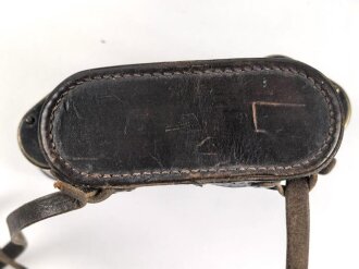 Dienstglas 6 x 30 Wehrmacht. Frühes Stück von Spindler & Hoyer Göttingen, mit defektem Trageriemen und Regenschutzdeckel. Klare Durchsicht, deutliche Strichplatte
