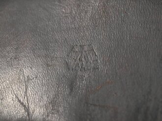 Dienstglas 6 x 30 Wehrmacht. Frühes Stück von Spindler & Hoyer Göttingen, mit defektem Trageriemen und Regenschutzdeckel. Klare Durchsicht, deutliche Strichplatte
