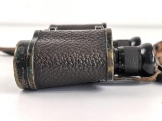 Dienstglas 6 x 30 Wehrmacht. Frühes Stück von Spindler & Hoyer Göttingen, mit defektem Trageriemen und Regenschutzdeckel. Klare Durchsicht, deutliche Strichplatte