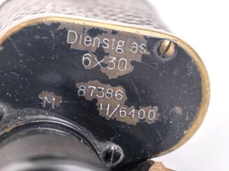 Dienstglas 6 x 30 Wehrmacht. Frühes Stück von Spindler & Hoyer Göttingen, mit defektem Trageriemen und Regenschutzdeckel. Klare Durchsicht, deutliche Strichplatte