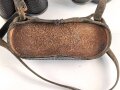Dienstglas 6 x 30 Wehrmacht. Frühes Stück von Spindler & Hoyer Göttingen, mit defektem Trageriemen und Regenschutzdeckel. Klare Durchsicht, deutliche Strichplatte