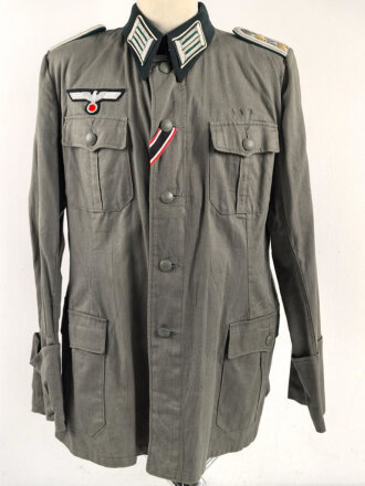 Heer, Feldbluse Modell 1936 aus leichten Sommerstoff. Eigentumstück für einen Offizier in der Heeresverwaltung. Sehr guter Zustand, alle Effekten original vernäht