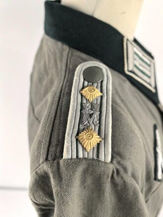 Heer, Feldbluse Modell 1936 aus leichten Sommerstoff. Eigentumstück für einen Offizier in der Heeresverwaltung. Sehr guter Zustand, alle Effekten original vernäht
