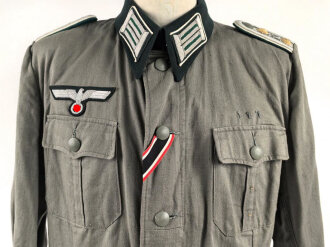 Heer, Feldbluse Modell 1936 aus leichten Sommerstoff. Eigentumstück für einen Offizier in der Heeresverwaltung. Sehr guter Zustand, alle Effekten original vernäht