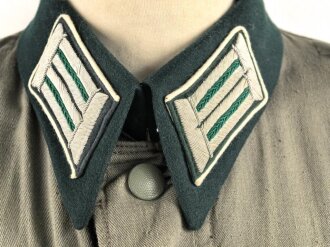 Heer, Feldbluse Modell 1936 aus leichten Sommerstoff. Eigentumstück für einen Offizier in der Heeresverwaltung. Sehr guter Zustand, alle Effekten original vernäht