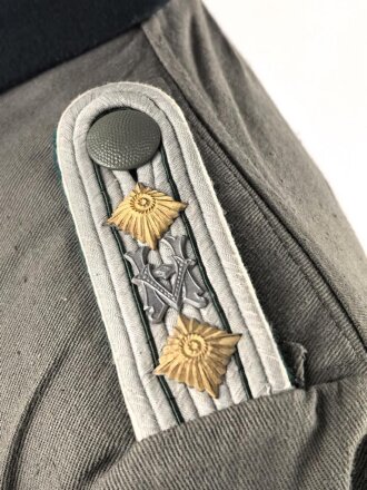 Heer, Feldbluse Modell 1936 aus leichten Sommerstoff. Eigentumstück für einen Offizier in der Heeresverwaltung. Sehr guter Zustand, alle Effekten original vernäht