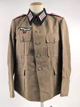 Heer, Feldbluse Modell 1936 für einen Leutnant der Artillerie. Ausführung in leichtem Sommerstoff. Leicht getragenes Eigentumstück, die Effekten vermutlich neuzeitlich wieder angenäht