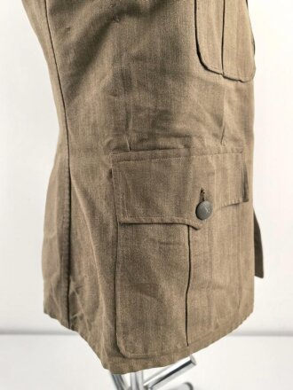 Heer, Feldbluse Modell 1936 für einen Leutnant der Artillerie. Ausführung in leichtem Sommerstoff. Leicht getragenes Eigentumstück, die Effekten vermutlich neuzeitlich wieder angenäht