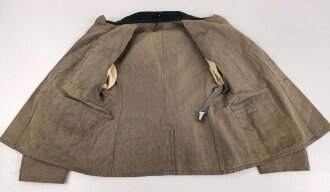 Heer, Feldbluse Modell 1936 für einen Leutnant der Artillerie. Ausführung in leichtem Sommerstoff. Leicht getragenes Eigentumstück, die Effekten vermutlich neuzeitlich wieder angenäht