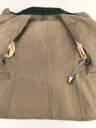 Heer, Feldbluse Modell 1936 für einen Leutnant der Artillerie. Ausführung in leichtem Sommerstoff. Leicht getragenes Eigentumstück, die Effekten vermutlich neuzeitlich wieder angenäht