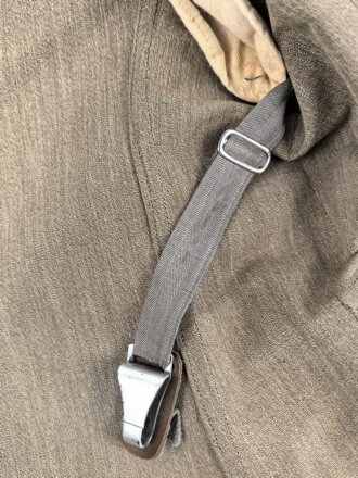 Heer, Feldbluse Modell 1936 für einen Leutnant der Artillerie. Ausführung in leichtem Sommerstoff. Leicht getragenes Eigentumstück, die Effekten vermutlich neuzeitlich wieder angenäht