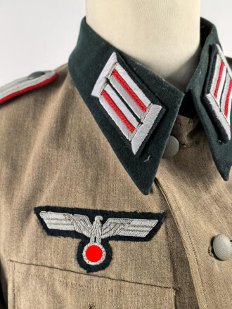 Heer, Feldbluse Modell 1936 für einen Leutnant der Artillerie. Ausführung in leichtem Sommerstoff. Leicht getragenes Eigentumstück, die Effekten vermutlich neuzeitlich wieder angenäht