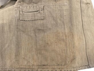 Heer, Feldbluse Modell 1936 für einen Leutnant der Artillerie. Ausführung in leichtem Sommerstoff. Leicht getragenes Eigentumstück, die Effekten vermutlich neuzeitlich wieder angenäht