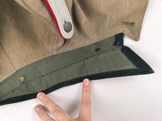 Heer, Feldbluse Modell 1936 für einen Leutnant der Artillerie. Ausführung in leichtem Sommerstoff. Leicht getragenes Eigentumstück, die Effekten vermutlich neuzeitlich wieder angenäht