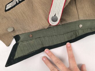 Heer, Feldbluse Modell 1936 für einen Leutnant der Artillerie. Ausführung in leichtem Sommerstoff. Leicht getragenes Eigentumstück, die Effekten vermutlich neuzeitlich wieder angenäht