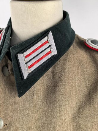 Heer, Feldbluse Modell 1936 für einen Leutnant der Artillerie. Ausführung in leichtem Sommerstoff. Leicht getragenes Eigentumstück, die Effekten vermutlich neuzeitlich wieder angenäht