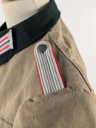 Heer, Feldbluse Modell 1936 für einen Leutnant der Artillerie. Ausführung in leichtem Sommerstoff. Leicht getragenes Eigentumstück, die Effekten vermutlich neuzeitlich wieder angenäht