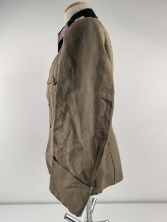 Heer, Feldbluse Modell 1936 für einen Leutnant der Artillerie. Ausführung in leichtem Sommerstoff. Leicht getragenes Eigentumstück, die Effekten vermutlich neuzeitlich wieder angenäht
