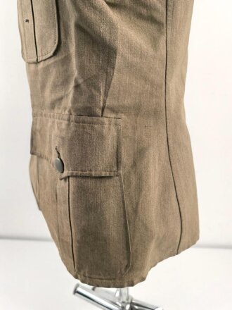 Heer, Feldbluse Modell 1936 für einen Leutnant der Artillerie. Ausführung in leichtem Sommerstoff. Leicht getragenes Eigentumstück, die Effekten vermutlich neuzeitlich wieder angenäht