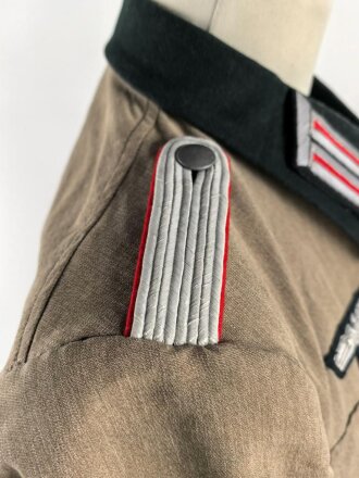 Heer, Feldbluse Modell 1936 für einen Leutnant der Artillerie. Ausführung in leichtem Sommerstoff. Leicht getragenes Eigentumstück, die Effekten vermutlich neuzeitlich wieder angenäht