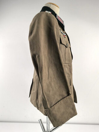 Heer, Feldbluse Modell 1936 für einen Leutnant der Artillerie. Ausführung in leichtem Sommerstoff. Leicht getragenes Eigentumstück, die Effekten vermutlich neuzeitlich wieder angenäht