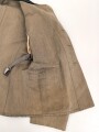 Heer, Feldbluse Modell 1936 für einen Leutnant der Artillerie. Ausführung in leichtem Sommerstoff. Leicht getragenes Eigentumstück, die Effekten vermutlich neuzeitlich wieder angenäht