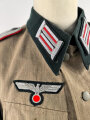 Heer, Feldbluse Modell 1936 für einen Leutnant der Artillerie. Ausführung in leichtem Sommerstoff. Leicht getragenes Eigentumstück, die Effekten vermutlich neuzeitlich wieder angenäht