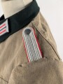 Heer, Feldbluse Modell 1936 für einen Leutnant der Artillerie. Ausführung in leichtem Sommerstoff. Leicht getragenes Eigentumstück, die Effekten vermutlich neuzeitlich wieder angenäht