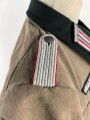 Heer, Feldbluse Modell 1936 für einen Leutnant der Artillerie. Ausführung in leichtem Sommerstoff. Leicht getragenes Eigentumstück, die Effekten vermutlich neuzeitlich wieder angenäht
