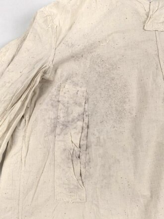 Schneetarnüberzug. Mir so unbekannt, der "geraffte" Teil im Rückenbereich erinnert sehr an die Überzieher für den Charkovparka. Die Stempelung erschlisst sich mir nicht, kann aber auch in Teilen nachträglich angebracht sein.
