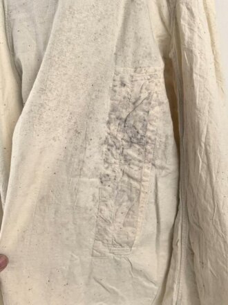 Schneetarnüberzug. Mir so unbekannt, der "geraffte" Teil im Rückenbereich erinnert sehr an die Überzieher für den Charkovparka. Die Stempelung erschlisst sich mir nicht, kann aber auch in Teilen nachträglich angebracht sein.