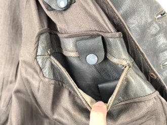 Ledermantel für einen Offizier der Wehrmcht. Getragenes Eigentumstück eines Herstellers aus Dresden
