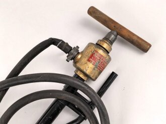 Einheits Luftschutz Handspritze "Oskar Rutter Bautzen". Ungereinigtes Stück, mit dem seltenen Schlauch