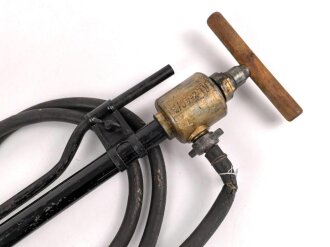 Einheits Luftschutz Handspritze "Oskar Rutter Bautzen". Ungereinigtes Stück, mit dem seltenen Schlauch