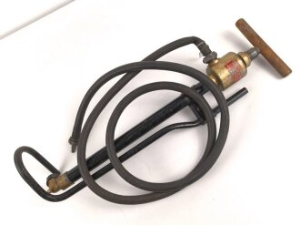 Einheits Luftschutz Handspritze "Oskar Rutter Bautzen". Ungereinigtes Stück, mit dem seltenen Schlauch