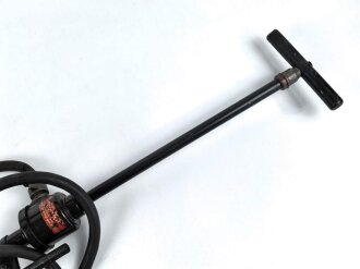 Einheits Luftschutz Handspritze " Goliath". Ungereinigtes Stück, mit dem seltenen Schlauch