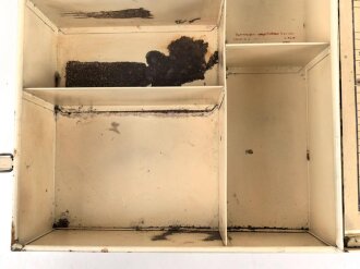Luftschutz Hausapotheke. Originallack, ungereinigt, die Gebrauchsanweisung mit Druckvermerk von 1941.