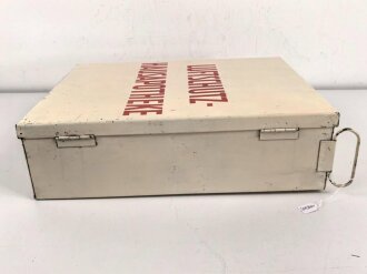 Luftschutz Hausapotheke. Originallack, ungereinigt, die Gebrauchsanweisung mit Druckvermerk von 1941.