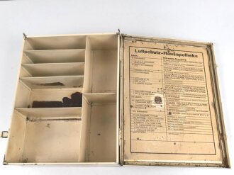Luftschutz Hausapotheke. Originallack, ungereinigt, die Gebrauchsanweisung mit Druckvermerk von 1941.